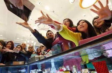 中国美妇大骚逼中国人依然爱赴日旅游 消费已由爆买转向网购